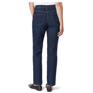 GLORIA VANDERBILT.
Petite Amanda High Rise
Straight-Leg Jeans.